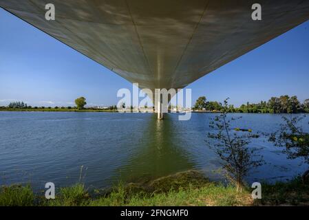 Lo Passador Brücke über den Ebro Fluss sein Delta zwischen Deltebre und Sant Jaume d'Enveja (Ebro Delta, Tarragona, Katalonien, Spanien) Stockfoto