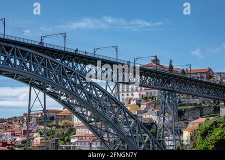 Dom Luís I Bridge - Doppeldeck-Metallbogenbrücke That Erstreckt sich über den Fluss Douro zwischen den Städten Porto und Vila Nova de Gaia in Portugal Stockfoto