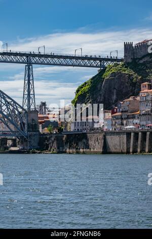 Dom Luís I Bridge - Doppeldeck-Metallbogenbrücke That Erstreckt sich über den Fluss Douro zwischen den Städten Porto und Vila Nova de Gaia in Portugal Stockfoto