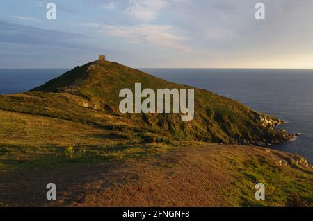 Rame Head bei Sonnenuntergang, einer Küstenspitze im Südosten von Cornwall, Großbritannien. Atemberaubende Aussicht auf Whitsand Bay. Stockfoto