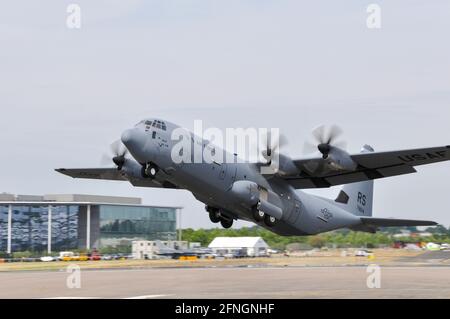 Lockheed C-130J Hercules Transportflugzeug 07-8614 der USAF 86AW/RS startet Vom Start in die Ausstellung auf der Farnborough International Airshow 2010 Stockfoto