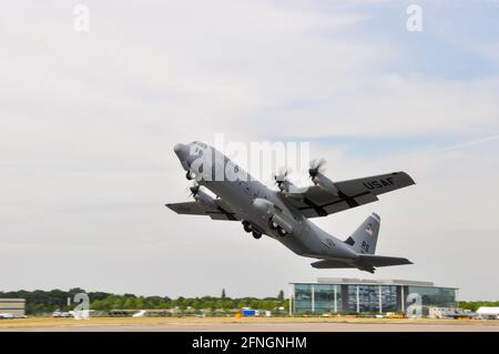 Lockheed C-130J Hercules Transportflugzeug 07-8614 der USAF 86AW/RS startet Vom Start in die Ausstellung auf der Farnborough International Airshow 2010 Stockfoto