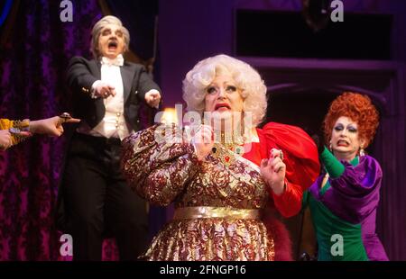 London, Großbritannien. Mai 2021. Myra DuBois. Death Drop Photocall. Nach begeisterten Kritiken im Dezember 2020 wird Death Drop am Mittwoch, den 19. Dezember, für einen achtwöchigen Lauf ins Garrick Theatre zurückkehren. Ab dem 17. Mai können Kinos, Theater, Museen, Pubs, Restaurants und Konzertsäle eröffnet werden. Menschen können sich im Freien in Gruppen von bis zu 30 Personen treffen und im Haus in Gruppen von sechs oder zwei Haushalten. Kredit: Mark Thomas/Alamy Live Nachrichten Stockfoto