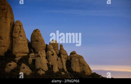 Montserrat Berg bei Nacht, von der Bergstation der Sant Joan Standseilbahn aus gesehen (Barcelona, Katalonien, Spanien) Stockfoto