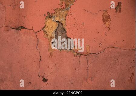 Orange Crack Wall Textur mit Schäden. Em Time Shattered Plaster. Hintergrund Der Alten Wand Stockfoto