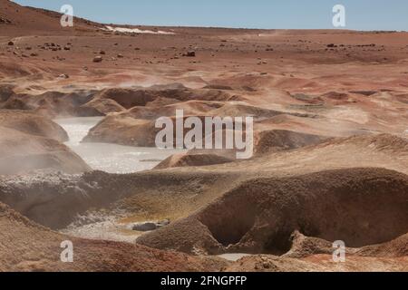 Geothermische Schlammbecken am Geyser Sol de Manana, auf dem bolivianischen Altiplano Stockfoto