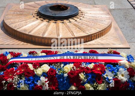 Ein Blumenkranz des französischen Präsidenten nahe der Ewigen Flamme unter dem Arc de Triomphe zu Ehren des VE-Tages. Paris, Frankreich. Nahaufnahme. Stockfoto
