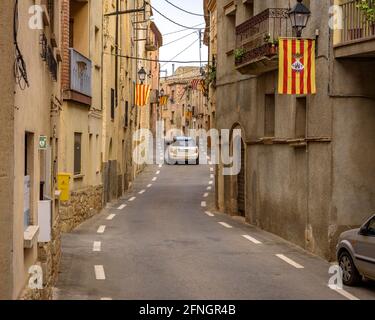 Straße, die die Stadt Vilanova de Prades (Conca de Barberà, Tarragona, Katalonien, Spanien) durchquert, besonders: Carretera cruzando el pueblo de Vilanova de Prades Stockfoto