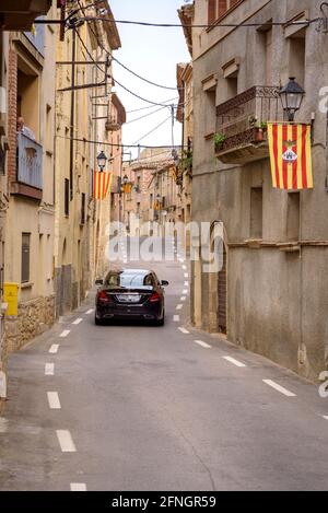 Straße, die die Stadt Vilanova de Prades (Conca de Barberà, Tarragona, Katalonien, Spanien) durchquert, besonders: Carretera cruzando el pueblo de Vilanova de Prades Stockfoto