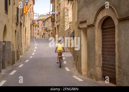 Straße, die die Stadt Vilanova de Prades (Conca de Barberà, Tarragona, Katalonien, Spanien) durchquert, besonders: Carretera cruzando el pueblo de Vilanova de Prades Stockfoto