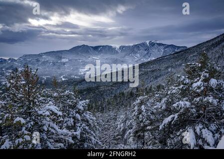 Serra d'Ensija vom Aussichtspunkt Gresolet aus gesehen nach einem Winterschnee (Berguedà, Katalonien, Spanien, Pyrenäen) Stockfoto