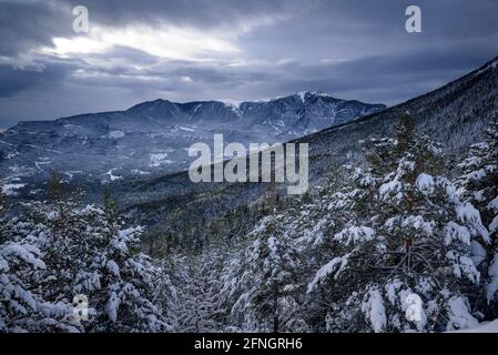 Serra d'Ensija vom Aussichtspunkt Gresolet aus gesehen nach einem Winterschnee (Berguedà, Katalonien, Spanien, Pyrenäen) Stockfoto