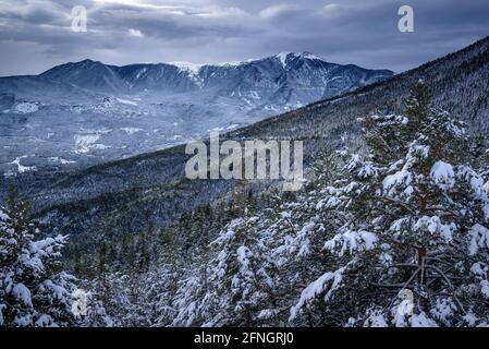 Serra d'Ensija vom Aussichtspunkt Gresolet aus gesehen nach einem Winterschnee (Berguedà, Katalonien, Spanien, Pyrenäen) Stockfoto