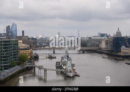 London, Großbritannien. 17 Mai 2021. Allgemeiner Blick auf die Skyline von London vom Gehweg an der Tower Bridge aus, die heute nach der längsten Schließung in ihrer 125-jährigen Geschichte wieder eröffnet wurde. Touristenattraktionen in der Hauptstadt werden wieder eröffnet, da die Maßnahmen zur Sperrung des Coronavirus in Großbritannien gelockert werden. Bilddatum: Montag, 17. Mai 2021. Bildnachweis sollte lauten: Matt Crossick/Empics/Alamy Live News Stockfoto