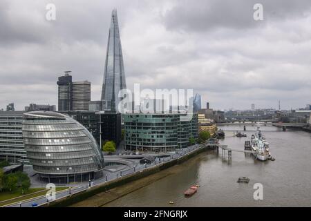 London, Großbritannien. 17 Mai 2021. Allgemeiner Blick auf die Skyline von London vom Gehweg an der Tower Bridge aus, die heute nach der längsten Schließung in ihrer 125-jährigen Geschichte wieder eröffnet wurde. Touristenattraktionen in der Hauptstadt werden wieder eröffnet, da die Maßnahmen zur Sperrung des Coronavirus in Großbritannien gelockert werden. Bilddatum: Montag, 17. Mai 2021. Bildnachweis sollte lauten: Matt Crossick/Empics/Alamy Live News Stockfoto