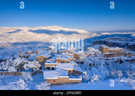 Siurana Dorf Luftaufnahme in einem Winter verschneiten Sonnenaufgang nach einem starken Schneefall (Priorat, Tarragona, Katalonien, Spanien) Stockfoto