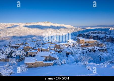 Siurana Dorf Luftaufnahme in einem Winter verschneiten Sonnenaufgang nach einem starken Schneefall (Priorat, Tarragona, Katalonien, Spanien) Stockfoto