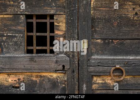 Straßen, Häuser und Details der Stadt Gósol (Berguedà, Katalonien, Spanien, Pyrenäen) ESP: Calles, casas y detalles del Pueblo de Gósol (España) Stockfoto