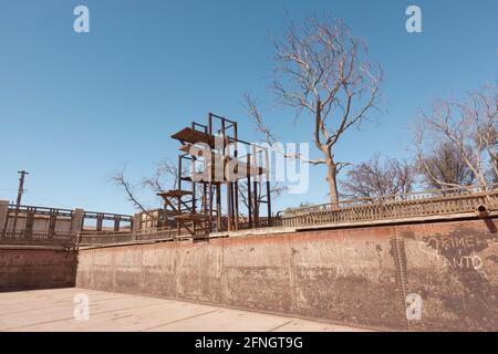 Hausgemachtes Tauchbrett in der Wüstenminenstadt Chile Stockfoto