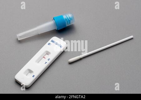 Schneller Selbsttest für COVID-19 SARS-CoV mit negativem Coronavirus-Testergebnis. Stockfoto