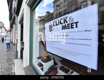 Erfurt, Deutschland. Mai 2021. „Click & Meet“ steht auf dem Schaufenster eines Händlers. In Thüringen gibt es angesichts sinkender Infektionszahlen weitere Lockerungen. In Erfurt, der Landeshauptstadt Thüringens, ist ab dem 17. Mai nach vorheriger Terminvereinbarung ein Einkaufsbummel möglich. Quelle: Martin Schutt/dpa-Zentralbild/dpa/Alamy Live News Stockfoto