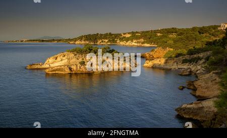 Sonnenaufgang am Kap Punta de l'Àliga, auf dem Küstenweg zwischen Ametlla de Mar und L'Amolla an der Costa Daurada Küste, Mittelmeer, Tarragona, Spanien Stockfoto