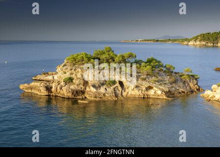 Sonnenaufgang am Kap Punta de l'Àliga, auf dem Küstenweg zwischen Ametlla de Mar und L'Amolla an der Costa Daurada Küste, Mittelmeer, Tarragona, Spanien Stockfoto