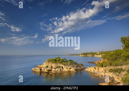 Sonnenaufgang am Kap Punta de l'Àliga, auf dem Küstenweg zwischen Ametlla de Mar und L'Amolla an der Costa Daurada Küste, Mittelmeer, Tarragona, Spanien Stockfoto