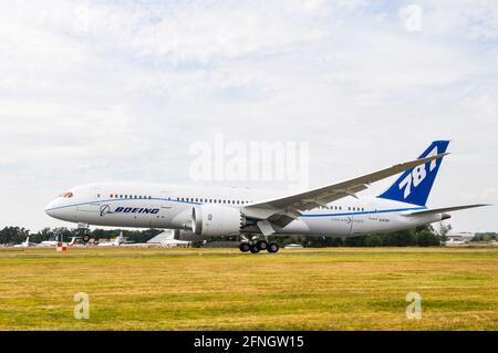 Prototyp-Demonstrator Boeing 787 Dreamliner Jet-Flugzeug in Corporate Plan, starten zu seinem Debüt Auftritt auf der Farnborough Airshow 2010 fliegen Stockfoto