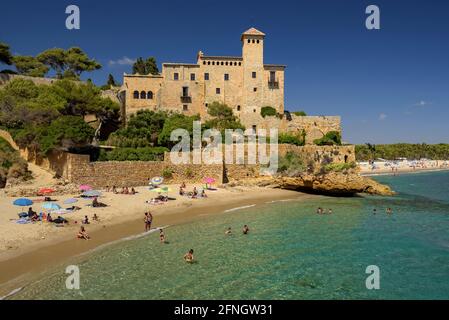 Schloss Tamarit und Strand Cala Jovera (Tarragona, Costa Daurada, Katalonien, Spanien) ESP: Castillo de Tamarit y la cala Jovera (Tarragona, Costa Daurada) Stockfoto