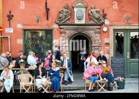 Menschen, die sich in einem Café am Stortorget-Platz in Gamla Stan, der "Altstadt" von Stockholm, Schweden, ausruhen. Stockfoto