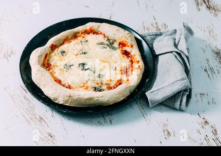 Frisch zubereitete hausgemachte Pizza mit vier Käsesorten. Italienisches Essen Stockfoto