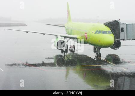 Das Flugzeug bereitet sich darauf vor, die Passagiere bei schwierigen Wetterbedingungen zum Flughafen zu bringen Bedingungen Stockfoto