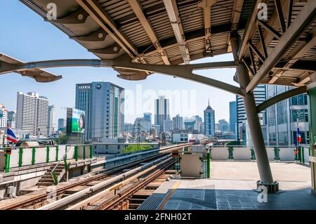 Skytrain von Bangkok Thailand - Phloen Chit Station auf dem Skytrain Transport System in Bangkok, Thailand Südostasien. Stockfoto