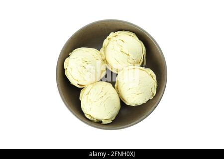 Schüssel mit Eiskugeln isoliert auf weißem Hintergrund Stockfoto