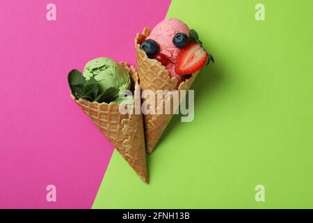 Eiskegel auf zweifarbigem Hintergrund Stockfoto