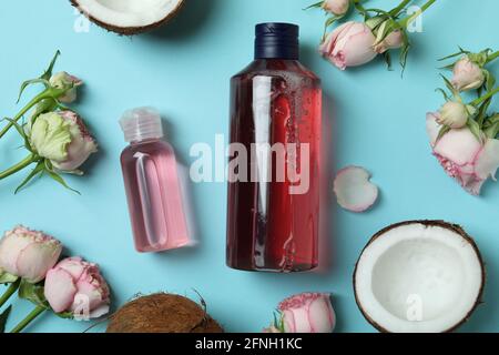Natürliches Duschgel und Inhaltsstoffe auf blauem Hintergrund Stockfoto