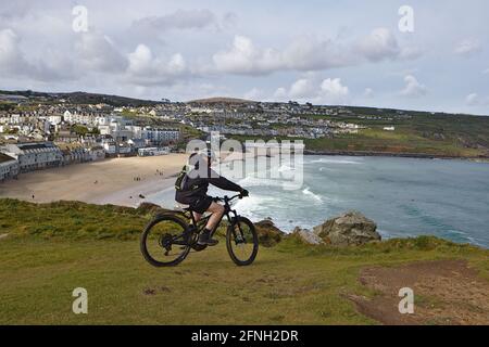 Senioren auf dem Mountainbike mit Blick auf Porthmeor Strand vom Island St. ives cornwall Stockfoto