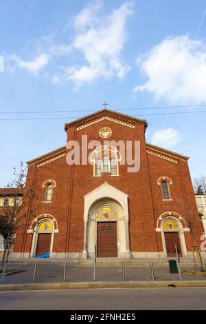 Mailand, Lombardei, Italien: Fassade der alten Kirche, die als Cappella Santa Teresa del Bambino Gesu bekannt ist, entlang der Via Marco Antonio Colonna Stockfoto