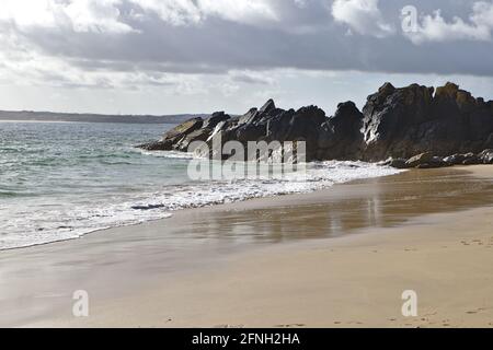 Morgenansicht des porthgwidden Strandes an einem bewölkten Tag Stockfoto