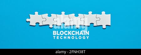 Blockchain-Technologiekonzept. Blockchain-Technologien Wort mit einer verbundenen Reihe von Puzzle. Stockfoto