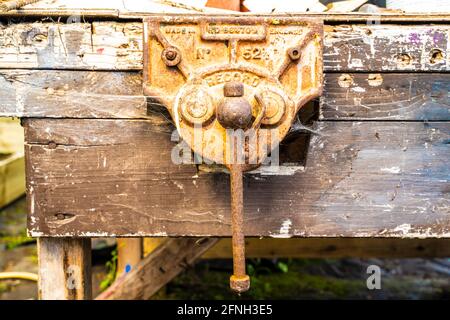 Metall-Laster auf Holzbank Stockfoto