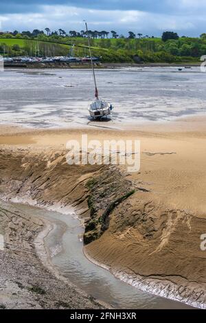 Bei Ebbe sitzt im kleinen Küstendorf Instow in North Devon eine einschiffige Yacht auf dem Wattenmeer. Stockfoto