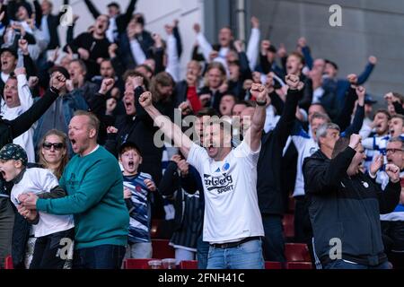 Kopenhagen, Dänemark. Mai 2021. Fans des FC Kopenhagen feiern während des 3F Superliga-Spiels zwischen dem FC Kopenhagen und Brondby IF im Parkenstadion in Kopenhagen, Dänemark. (Foto: Gonzales Photo/Alamy Live News Stockfoto