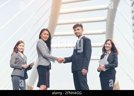 Gewohnheiten der Führer, die inspirieren, loyale Geschäftsmann mit Loyalität. Die Staats- und Regierungschefs noch Excel auf bemerkenswerte treue Kunden helfen, die Zusammenarbeit Teams zuverlässige t Stockfoto