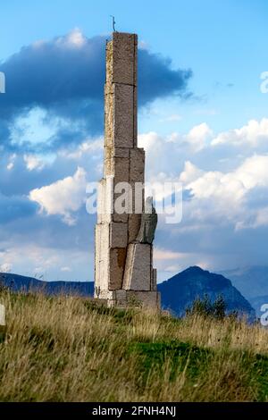 Fittanze-Pass: gedenkstein für den unbekannten Soldaten am Kriegsdenkmal. Lessinia, Provinz Verona, Venetien, Italien, Europa. Stockfoto