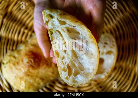 Beispiel für Brot aus glutenreichem Mehl. Sichtbare Gluten-Fasern. Traditional italienisches Ciabatta Brot, hausgemacht. Stockfoto