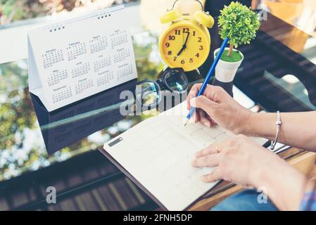 2018 Calendar Event Planner ist ausgelastet. Geschäftsfrau plant Agenda und Zeitplan immer mit Kalender, Uhr zum Festlegen des Terminplans. Frau Stockfoto