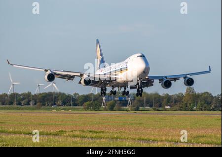 Singapore Airlines Cargo Boeing 747 während der Landephase Stockfoto