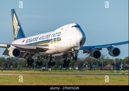 Singapore Airlines Cargo Boeing 747 während der Landephase Stockfoto